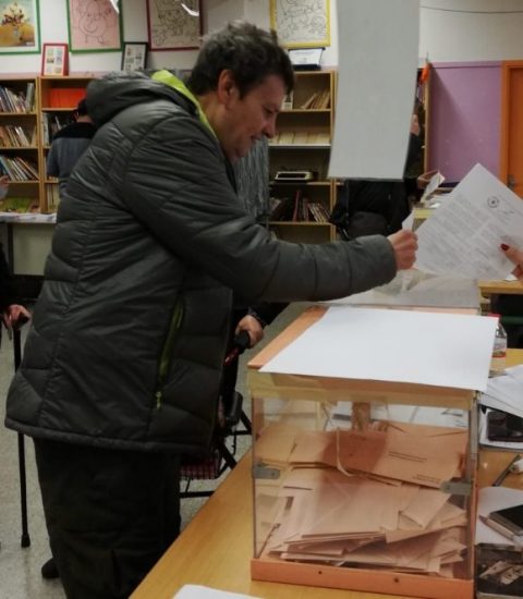 El Joan López en el moment de la seva votació en un dels col·legis electorals de Mollet del Vallès, la població on resideix.